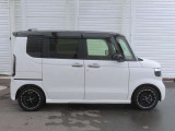 両側スライドドアを装備、ドアノブ操作はもちろん、運転席やスマートキーからの操作も可能。障害物が挟まれた時は反転する安全機能付きでお子様のいらっしゃるご家庭でも安心です。
