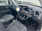 運転席はパワーシート装備