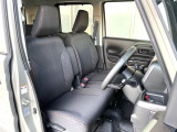 運転席まわりには十分なスペースがあり、大柄な方でもゆったり運転していただける環境です。