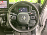 握りやすいステアリングは、運転操作をスムーズに行えます。快適なドライビング体験をサポートします。