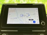 見やすい地図画面で、目的地への道案内をサポートします。スムーズな運転をアシストし、初めての場所でも安心して運転できます。