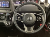 【ハンドル】運転にかかわる様々な操作を安全に行えるように視点移動が少なく操作性に配慮されたスイッチ類が凝縮されたコックピットです。