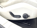 【メモリー機能付きパワーシート】ドライバーごとに設定したシート位置を記憶して、ボタン一つで切り替えできる便利な機能!運転する方が複数名いらっしゃるご家庭におすすめです。