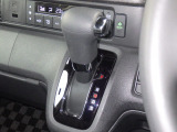 インパネシフトだから視線の移動も少なく足元もスッキリ♪運転席もゆったりしているのでゆとりを持ってドライブできますね!
