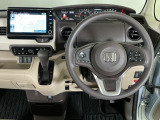 【ハンドル】運転にかかわる様々な操作を安全に行えるように視点移動が少なく操作性に配慮されたスイッチ類が凝縮されたコックピットです。