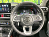 インテリアに合わせたデザインのステアリングは、運転される方のことも考え、運転しやすい形状、大きさです。是非一度、実際に触ってお確かめください。