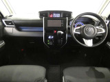 運転席・助手席を入れたインストルメントパネル全体画像です。