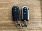 【スマートキー】 スマートキーを携帯していれば、ドアハンドルのボタンを押してロックの解除ができ、パワースライドドア(左側)もワンタッチで開閉できます。