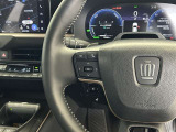 運転中、オーディオの操作をしてて、ハッとしたことはありませんか?ステアリングスイッチは、運転中でもハンドルでオーディオの操作が可能です。安全なドライブをサポートします。