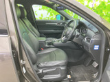 広々とした室内空間が魅力。ドライバーはゆったりと座り込み、快適な運転姿勢を保ちます。