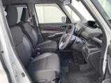 運転席まわりには十分なスペースがあり、大柄な方でもゆったり運転していただける環境です。