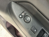 狭い駐車場で便利な電動格納ドアミラーが付いています。