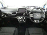 運転席・助手席を入れたインストルメントパネル全体画像です。
