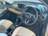 フロントシートは心地よいフィット感と程よいホールド性を両立。今までになく快適な運転を楽しめるマツダ自慢のシートです。