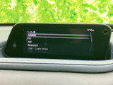 ラジオはもちろん、Bluetooth接続で音楽も楽しめます。USBポートも搭載で、様々なソースに対応。長距離移動も飽きさせません。