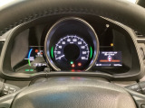 ハイブリット車専用のメーターです。中央のスピードメーターより左右のサブデスプレイで燃費や動力伝達などの情報が見れるようになっています。
