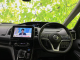 握りやすいステアリングは、運転操作をスムーズに行えます。操作性にも優れ、快適なドライビングをサポートします。