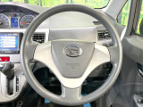 インテリアに合わせたデザインのステアリングは、運転される方のことも考え、運転しやすい形状、大きさです。是非一度、実際に触ってお確かめください。