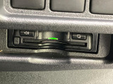後方の状況を安全確認できるバックモニターを搭載。狭い場所での運転や駐車をサポートします。
