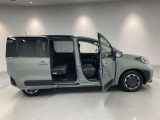 両側パワースライドドア付きだから、狭い駐車スペースなどでの 乗り降りラクラク!小さなお子さまのいるご家庭には嬉しい装備。