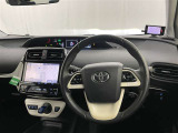 運転席まわりです。 各操作スイッチは使いやすい位置に配置されてます。