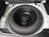 スペアタイヤ、装備車です。最近は、スペアタイヤが無くなってきていますが、やはりあれば安心ですよね!でもでも、交換するのは大変、JAFにお任せ!365日24時間対応します!是非ご加入下さい!