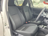 ゆとりのある室内空間。運転席からの視界も広く、運転操作もスムーズに行えます。落ち着いた色調で、快適なドライブをサポートします。