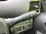操作しやすいウインカーレバーは、スムーズな車線変更をサポート。安全運転に貢献する、頼もしい装備です。