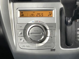 【オートエアコン】一度お好みの温度に設定すれば、車内の温度を検知し風量や温度を自動で調整。暑い&hellip;寒い&hellip;と何度もスイッチ操作をする必要はありません。快適な車内空間には必須の機能ですね♪