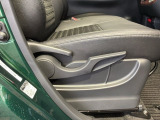 シートハイトアジャスターが付いているので運転姿勢を調整するのに便利ですね。身長に合ったシートポジションは安全運転や疲労軽減にもつながります。