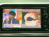停車中には、TVの視聴が可能です。移動中の待ち時間や休憩時間に、ニュースやドラマを楽しめます。長距離ドライブも快適に過ごせます。