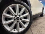 ●純正17インチアルミホイール:輸入車ならではの卓越した走りを支えるホイールと足回りです!日本車の走りに慣れている方にもぜひ体感して頂きたいほど、高いレベルでまとまっています!