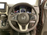 ハンドルにHondaセンシング系のクルーズコントロールやレーンキープアシストなどのスイッチと、オーディオの操作スイッチが装備されています。ハンドルから手を離さず安全に操作できます。