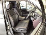 フロント広々、ベンチシートの運転席は、ハイトアジャスターが付いているので、快適にドライブができます。ハンドルはチルトステアリングで、ハンドル位置を上下に調節できます。