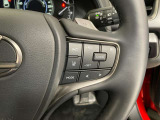 前方の車との車間を設定し、スピードを上げたり緩めたりを自動で行ってくれる追尾式の「レーダークルーズ」。上級装備の一つです!高級車にしかつかない嬉しい機能です。