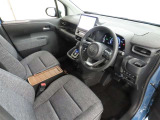 シンプルで使いやすいデザインの運転席です。