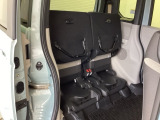 後席の座面をはねあげると、後席のあったスペースがそのまま高さのある荷室空間に!背の高い荷物も横にせずそのまま積み込めます。もちろん左右片方だけのアレンジも可能です。