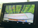 【バックカメラ】駐車時に後方がリアルタイム映像で確認できます。大型商業施設や立体駐車場での駐車時や、夜間のバック時に大活躍!運転スキルに関わらず、今や必須となった装備のひとつです!