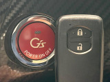 【スマートキー】カバンやポケットに入れたままでもドアの施錠・解錠が可能なスマートキーを装備。エンジンのオン・オフ時もカギを取り出す必要が無いからとっても便利です♪