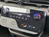 先進感あふれるタッチパネル式のエアコン操作部とスイッチ式シフトを一体化。直感的な操作が可能で、すっきりとしたインパネデザインを実現しています。