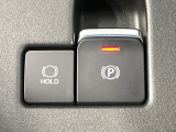 【電動パーキングブレーキ】パーキングブレーキは便利な電動式!ボタン一つで操作でき、アクセルを踏めば自動で解除されます♪レバーやペダルが無いので運転席廻りもすっきりしますね♪