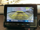 【バックカメラ】運転が苦手な方も車庫入れラクラクです!ギアをリバースに入れれば自動的に切り換わりますので、面倒な操作は不要です♪狭い駐車場もお車を傷つけず安心ですね!
