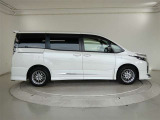 両側パワースライドドア付きだから、狭い駐車スペースなどでの 乗り降りラクラク!小さなお子さまのいるご家庭には嬉しい装備。