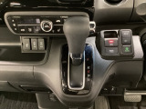 CVT車のセレクトレバーです。低速から高速まで、変速ショックのないスムーズな走りを実現するとともに、エンジン効率のよい領域を維持することで燃費にも貢献します。