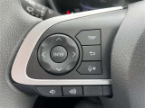 ハンドルから手を離さずに、オーディオの音量調整やチャンネル切り替え、ハンズフリー通話の操作が行えます。視線を逸らさずに直感的な操作ができるため、安全性と快適性を高める人気の装備です。