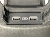 リアシート前のセンターコンソール部には、リア席用の充電可能なUSB端子が2個ついています。センターコンソールがトレイになるので、移動中の充電にも使えて便利です。