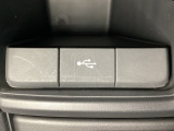 アクセサリーソケットの下にはナビゲーション用の外部入力可能なUSB端子がついており、周辺には物が置けるボックスがついています。