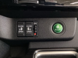 リアドアは乗り降りに便利な両側電動スライドドアです。また運転席に座っていながらスイッチ操作で自在にスライドドアを開け閉めできます。燃費に役立つECONボタンもここです。