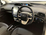 運転席周りのレイアウトをご覧ください。ナビゲーションが綺麗に装着されすっきり収まってますね!