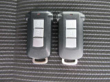 〔インテリジェントキー〕機械的に鍵を開閉するのではなく、バックやポケットの中に持っているだけで開閉やエンジン始動なども可能なインテリジェントキーシステムです